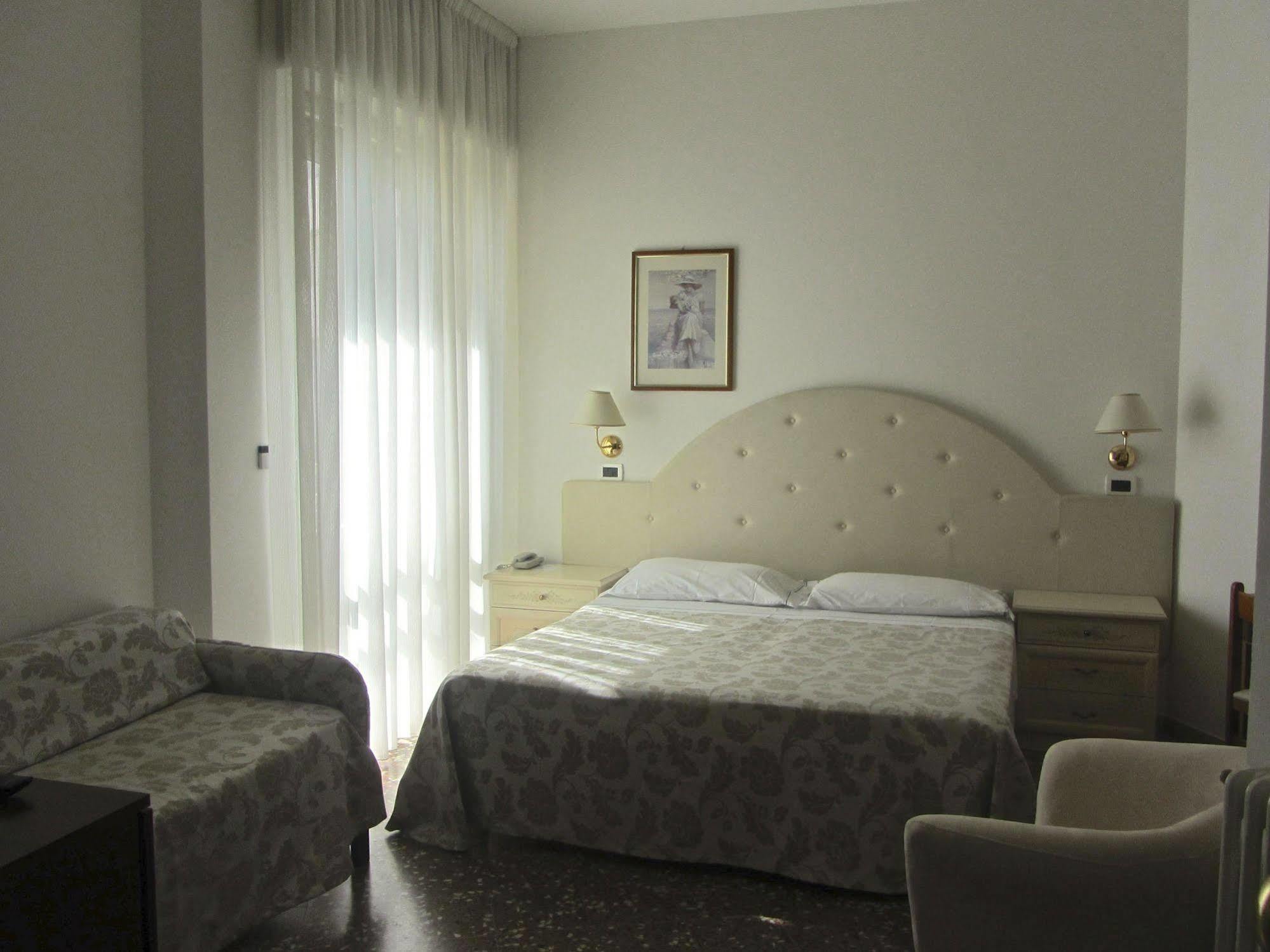 Hotel Carlton Beach Rimini Zewnętrze zdjęcie